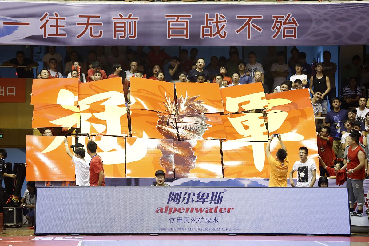 强队遭遇劲敌，艰难战胜对手，展现不屈斗志！