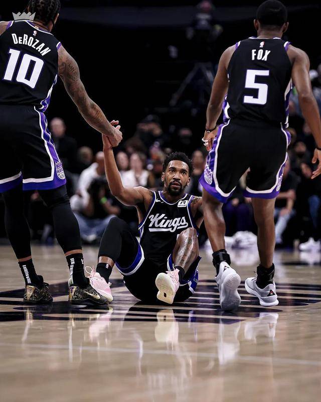 NBA球队主帅突然下课，球员们备战新赛季的简单介绍